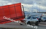 Снесенная ветром остановка ударила по автомобилю в Ярославле