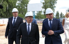 Министр строительства и ЖКХ России осмотрел строящуюся в Ярославле детскую поликлинику