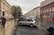 В Ярославле на улице Комсомольской продолжают парковаться по старинке