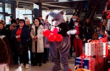 «МебельМаркт» поздравил ярославцев с 8 марта подарками и детским концертом