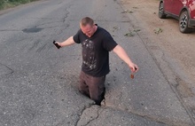 В Ярославской области в провал на дороге поместился взрослый мужчина
