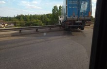 В Ярославле грузовик едва не упал с Суринского путепровода