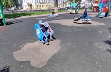 В Ярославле разваливается детский городок за Волковским театром