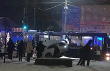 В Рыбинске автомобиль пробил салон автобуса: есть пострадавшие