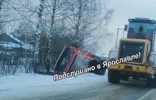 Во время расчистки дороги под Ярославлем КДМ улетела в кювет