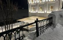 Ярославец жалуется на повреждения Губернаторского дома при чистке снега