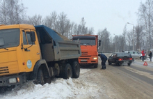 На Ярославском тракте в Рыбинске столкнулись две иномарки и КАМАЗ с песком