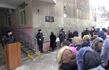 В Ярославле установили мемориальную доску полицейскому, убитому диджеем