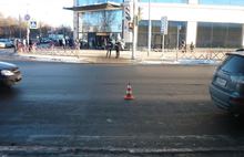 На переходе рядом с «Аурой» в Ярославле иномарка сбила сразу двух пешеходов