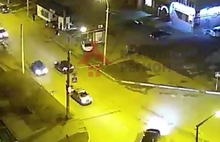 Опубликовано видео, как в Ярославле иномарка врезалась в ларек