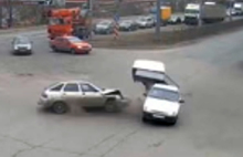 Появилось видео разлетающейся на куски машины в ДТП на Московском проспекте в Ярославле
