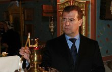 Сколько раз Дмитрий Медведев разрешил менять траву в храмах Ярославской области на Троицкой неделе?