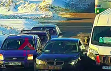 На перекрёстке в Ярославле маршрутка зажала BMW: видео