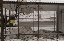 Ярославские коммунальщики свалили снег под крышу новой остановки