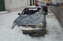 В Ярославле снежный сугроб  с церковной крыши раздавил автомобиль из Воронежа   