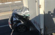 В Ярославской области водитель легковушки врезался в фуру и погиб