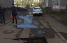 Внезапно разверзшаяся дыра в асфальте длиной в два метра в Ярославле чуть не поглотила машину