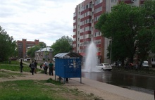 В Ярославле мощный поток воды из-под земли пробил люк прямо на проезжей части: видео