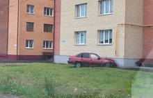 В Ярославле иномарка припарковалась, въехав в стену дома