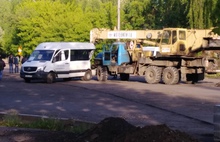 Видео: в Ярославле автокран проткнул маршрутке бок