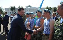 Дмитрий Миронов лично поздравил ярославских десантников с Днем ВДВ