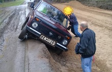 В Ярославле упавший автомобиль парализовал движение транспорта и ремонт самой «убитой» улицы