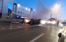 В Ярославле на проспекте Авиаторов вспыхнула иномарка: видео