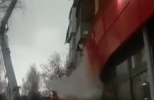 В Ярославле чистильщики снега сломали магазин: видео