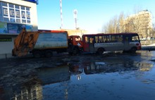 В Ярославле мусоровоз вытащил застрявшую в грязи маршрутку: фото