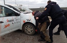 Вся машина в крови, водителя увезли на «Скорой»: в Ярославле опубликовано видео задержания клиента такси
