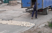 Ярославцы продолжают самостоятельно заделывать ямы на дорогах