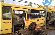 В самом центре Рыбинска троллейбус провалился в яму