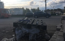 Везде грязь и строительный мусор: в Ярославле асфальтируют Октябрьскую площадь