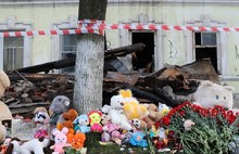 В Ярославской области к сгоревшему дому несут цветы и игрушки