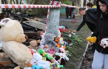 В Ярославской области к сгоревшему дому несут цветы и игрушки