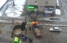«Хорошо, что не в кипяток»: в Рыбинске сразу две машины ушли под землю   