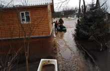 Ярославские спасатели эвакуируют людей из затопленных домов