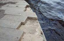В Ярославле водолазы подняли со дна гранитную плитку Волжской Набережной