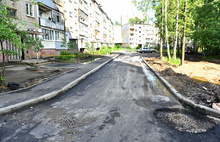 «Выкидывали остатки асфальта»: в мэрии Ярославля оправдали ремонт двора в ливень