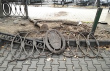 В центре Ярославля демонтируют чугунный забор