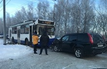 В Ярославле иномарка столкнулась с троллейбусом: видео