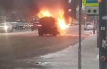 Сгорел на работе: в Ярославле полыхает снегоуборочная техника
