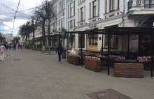 «Толпы людей гуляют, а у нас стройка»: центральная улица Ярославля не готова к приезду туристов