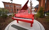 В центре Ярославле вандалы повредили фонтан-рояль
