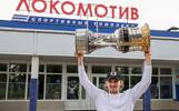 Георгий Иванов провел день с Кубком Гагарина без костылей